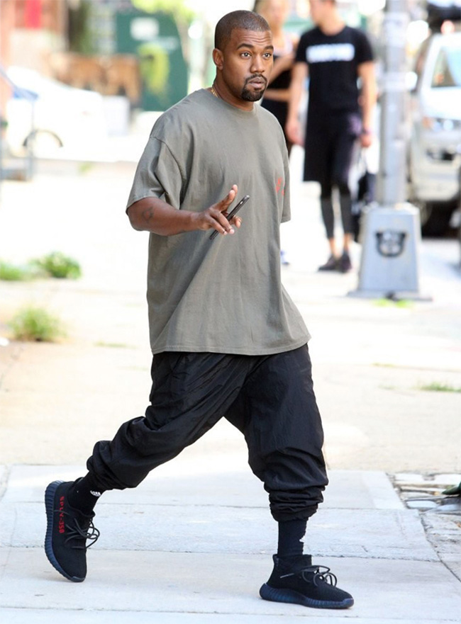 Yeezy 350 Boost V2,Yeezy 350 B  侃爷亲着版本 Yeezy 350 Boost V2 黑红配色也将发售！