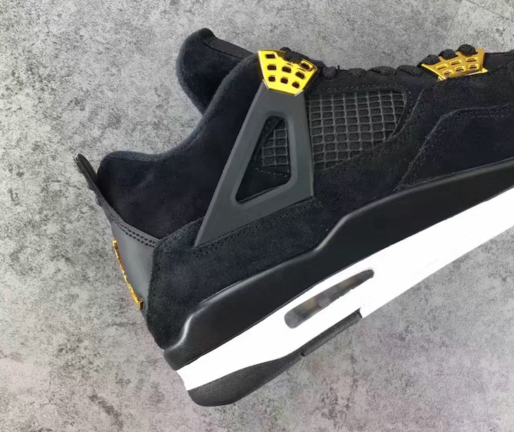 Air Jordan 4,AJ4,308497-032  这款黑金装扮的 Air Jordan 4 “Royalty” 可谓华丽又亲民