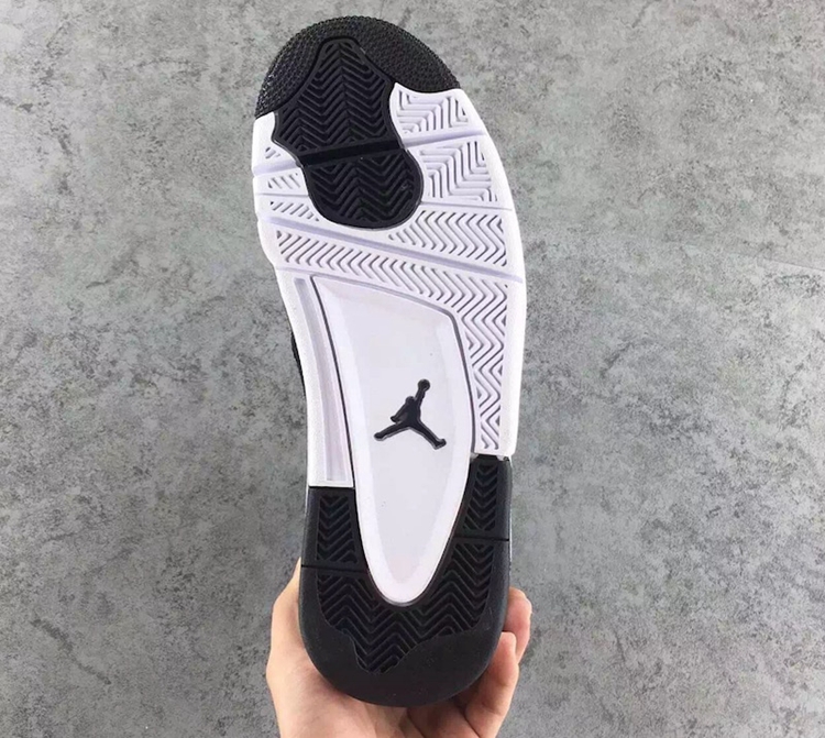 Air Jordan 4,AJ4,308497-032  这款黑金装扮的 Air Jordan 4 “Royalty” 可谓华丽又亲民