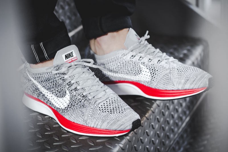 Nike,Flyknit Racer,526628-013  百搭神器！灰红 Nike Flyknit Racer 官网现已上架