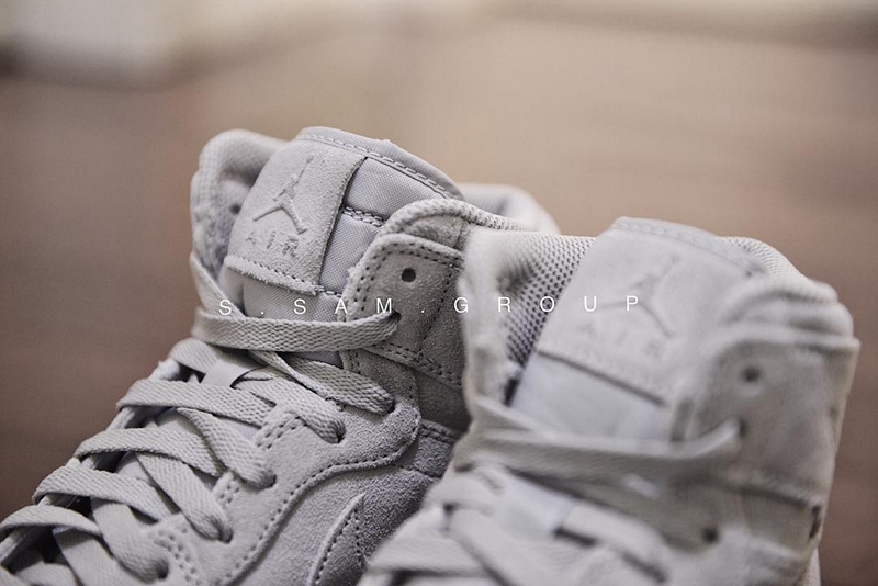 这款,与,KAWS,Air,Jordan,质感,相当,的,A  这款 AJ1 竟与 Kaws x Air Jordan 4 的非凡质感极为相似！