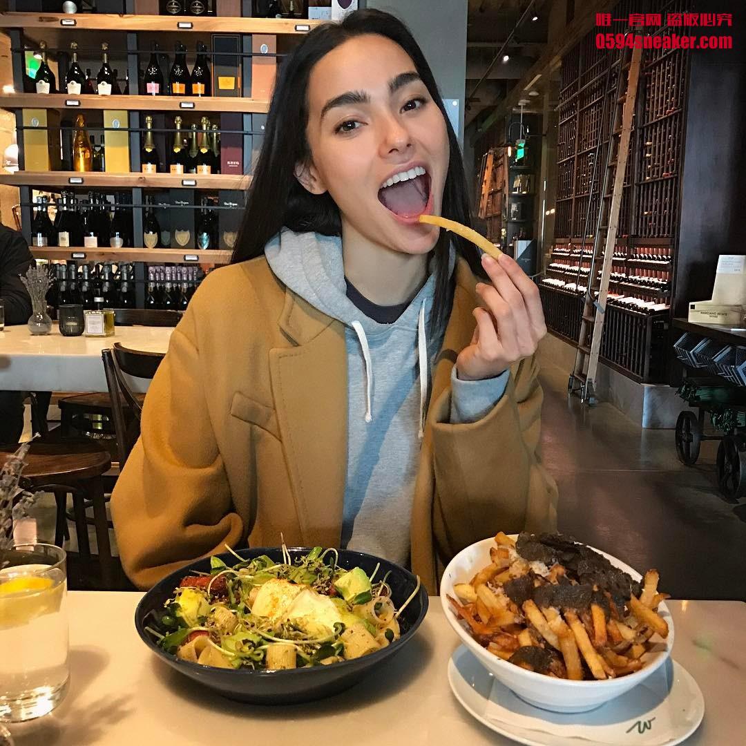 球鞋上脚,明星上脚  新欢旧爱难割舍！看看女神们最近穿了什么鞋！