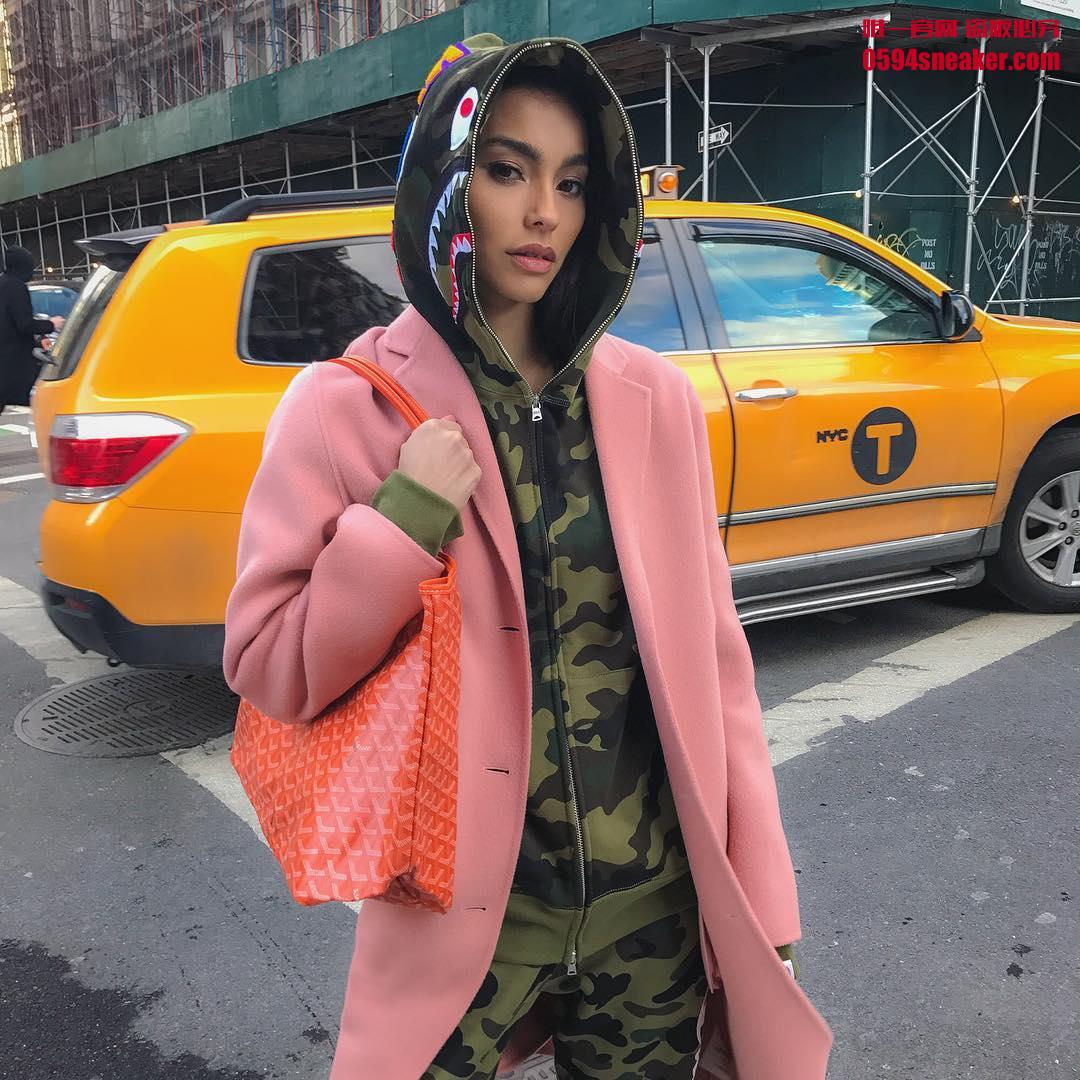 球鞋上脚,明星上脚  新欢旧爱难割舍！看看女神们最近穿了什么鞋！