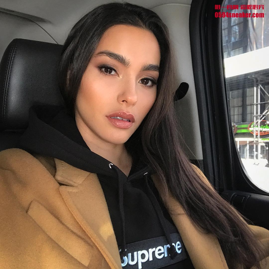 球鞋上脚,明星上脚  新欢旧爱难割舍！看看女神们最近穿了什么鞋！