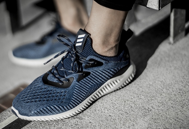 adidas,Alpha Bounce  这个口碑极佳的鲨鱼鞋，迎来了鞋面的全面升级！