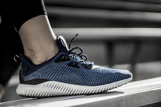 adidas,Alpha Bounce  这个口碑极佳的鲨鱼鞋，迎来了鞋面的全面升级！
