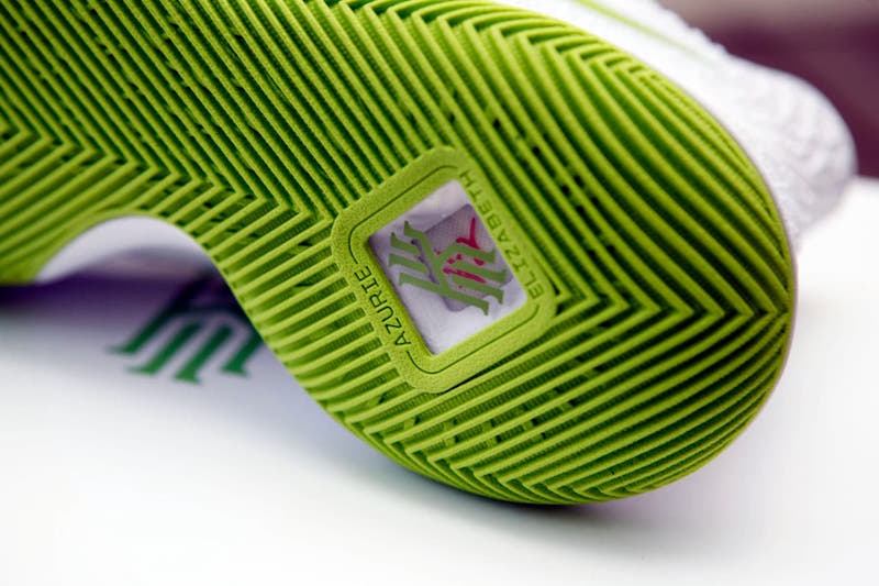 Nike, Kyrie 3  超限量套装！被称为 “晃断腿” 套装里面到底有什么？