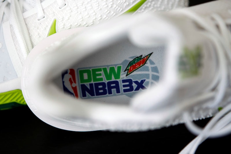 Nike, Kyrie 3  超限量套装!被称为 “晃断腿” 套装里面到底有什么? Nike, Kyrie 3  超限量套装!被称为 “晃断腿” 套装里面到底有什么?