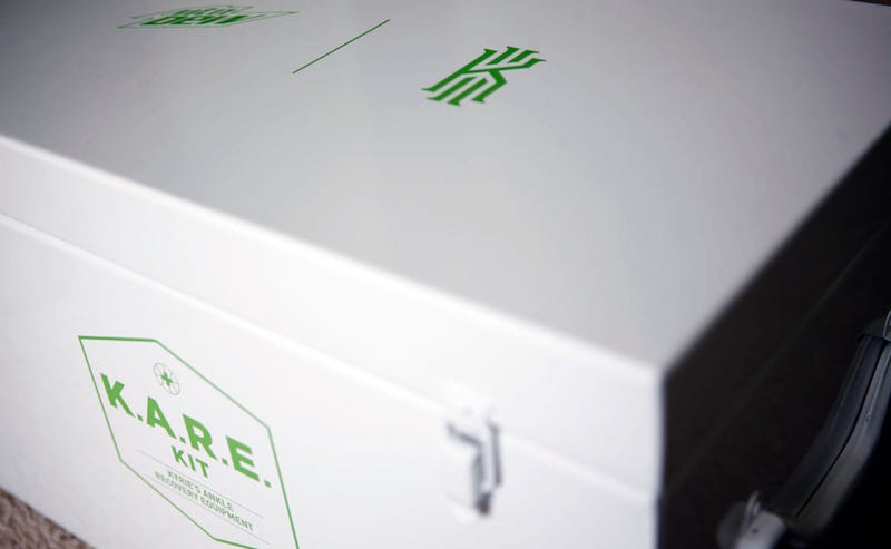 Nike, Kyrie 3  超限量套装!被称为 “晃断腿” 套装里面到底有什么? Nike, Kyrie 3  超限量套装!被称为 “晃断腿” 套装里面到底有什么?