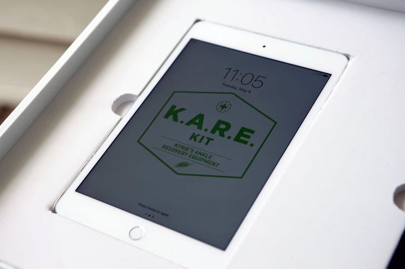 Nike, Kyrie 3  超限量套装!被称为 “晃断腿” 套装里面到底有什么? Nike, Kyrie 3  超限量套装!被称为 “晃断腿” 套装里面到底有什么?