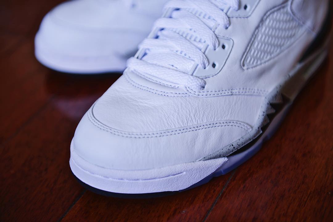 AJ5,Air Jordan 5,136027-104  黑白灰的经典搭配！白水泥 Air Jordan 5 细节图释出！
