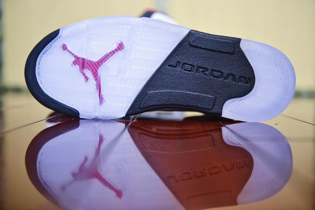 AJ5,Air Jordan 5,136027-104  黑白灰的经典搭配！白水泥 Air Jordan 5 细节图释出！