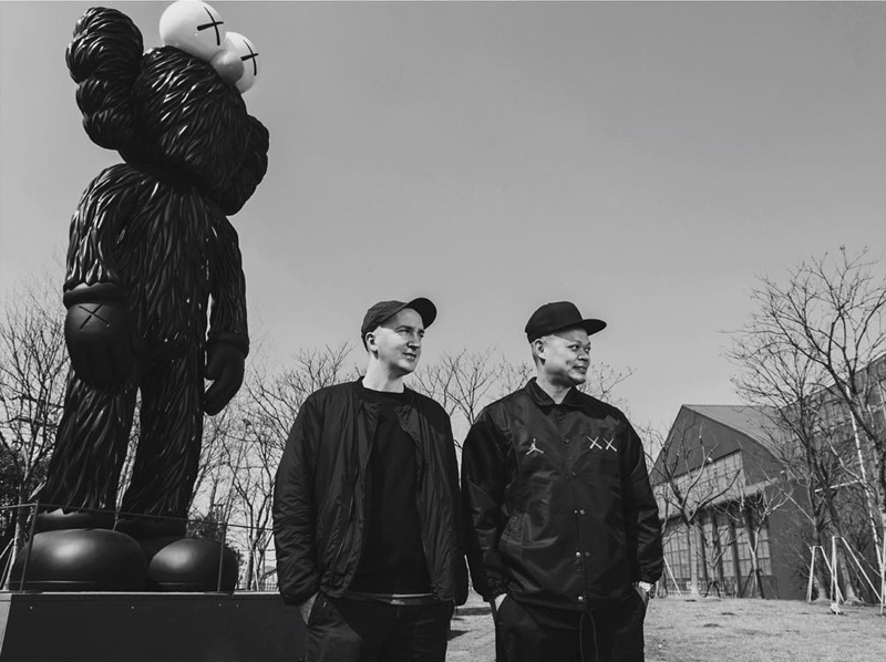 KAWS,Air Jordan 4,AJ4  不止是 Sample！Jordan Brand 副总裁上脚 KAWS x AJ4 黑色版本