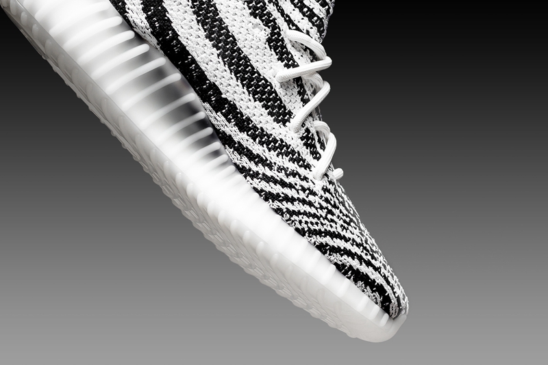 Yeezy 350 Boost V2,Zebra,adida  再度登场！看看这双 Yeezy 350 Boost V2 “Zebra” 究竟有多美