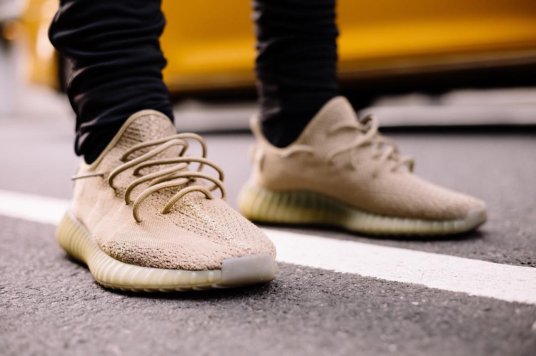 DA9572,Yeezy 350 Boost V2 DA9572 发售取消！你没有机会穿 Yeezy 350 Boost V2 “Dark Green” 了...