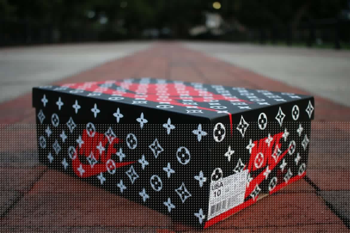 AJ1,Air Jordan 1  奢华细节！定制 AJ1 ＂Supreme x Louis Vuitton＂ 实物欣赏