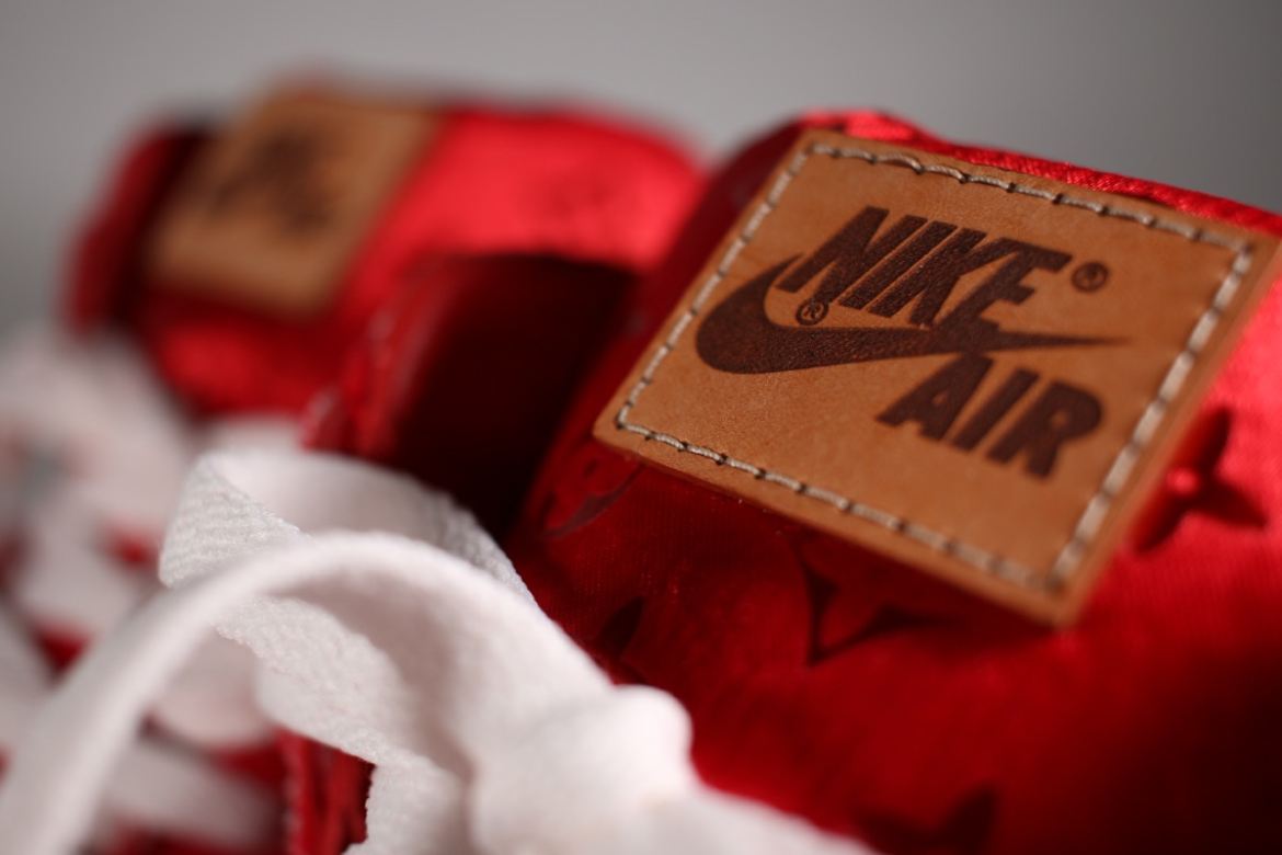 AJ1,Air Jordan 1  奢华细节！定制 AJ1 ＂Supreme x Louis Vuitton＂ 实物欣赏