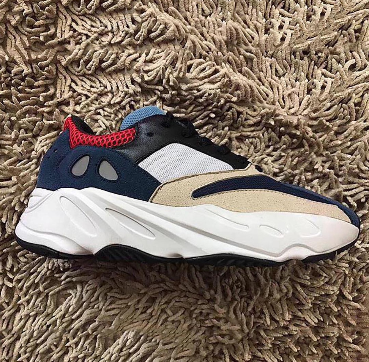 adidas,Yeezy Runner 700  再曝新配色！Yeezy Runner 700 你觉得怎么样？