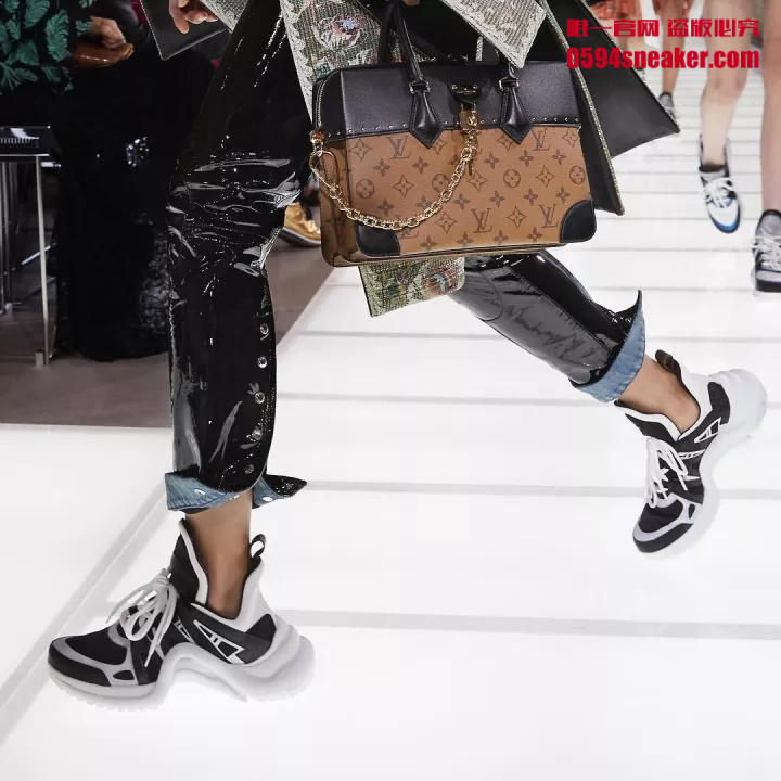 Louis Vuitton  未来与复古的融合！Louis Vuitton 推出 2018 年复古鞋款