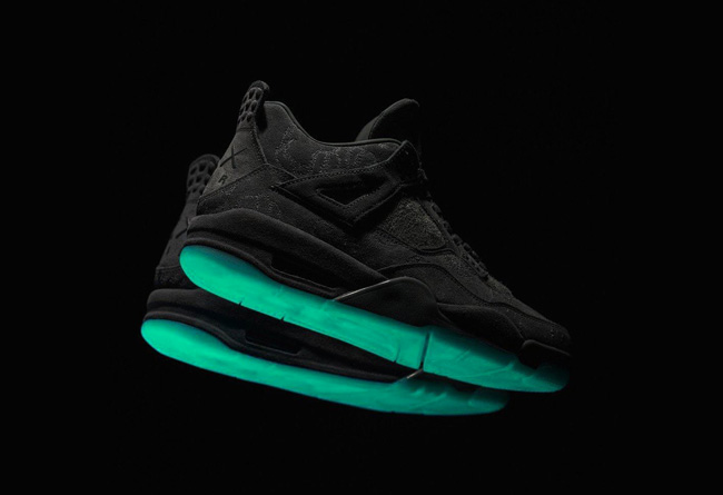 930155-001,AJ4,Air Jordan 4 930155-001AJ4 突如其来的惊喜！黑色 KAWS x Air Jordan 4 将在本月底发售！