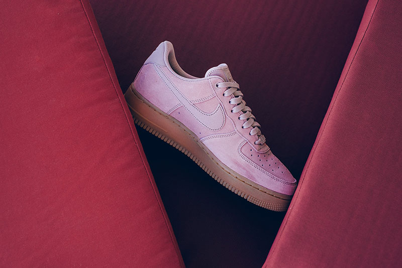 Nike,Air Force 1,AA1117-600  粉色麂皮！Air Force 1 07 LV8 “Pink” 迎来男款新品发售
