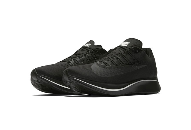 Nike Zoom Fly 纯黑武士配色跑鞋