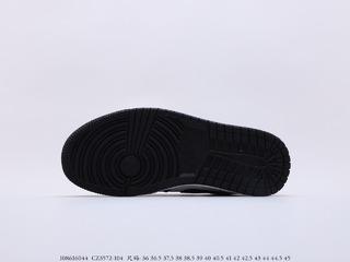 Air Jordan 1 Low 乔丹一代低帮彩色拼接主题，货号：CZ3572 104