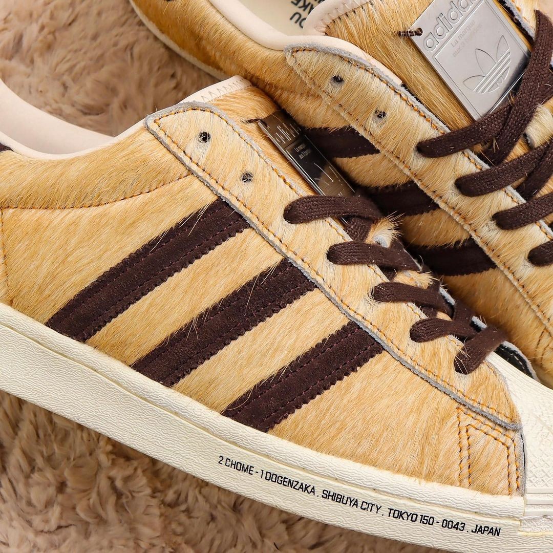 atmos x adidas Suprestar DOG “HACHIKO” 货号：GW3471